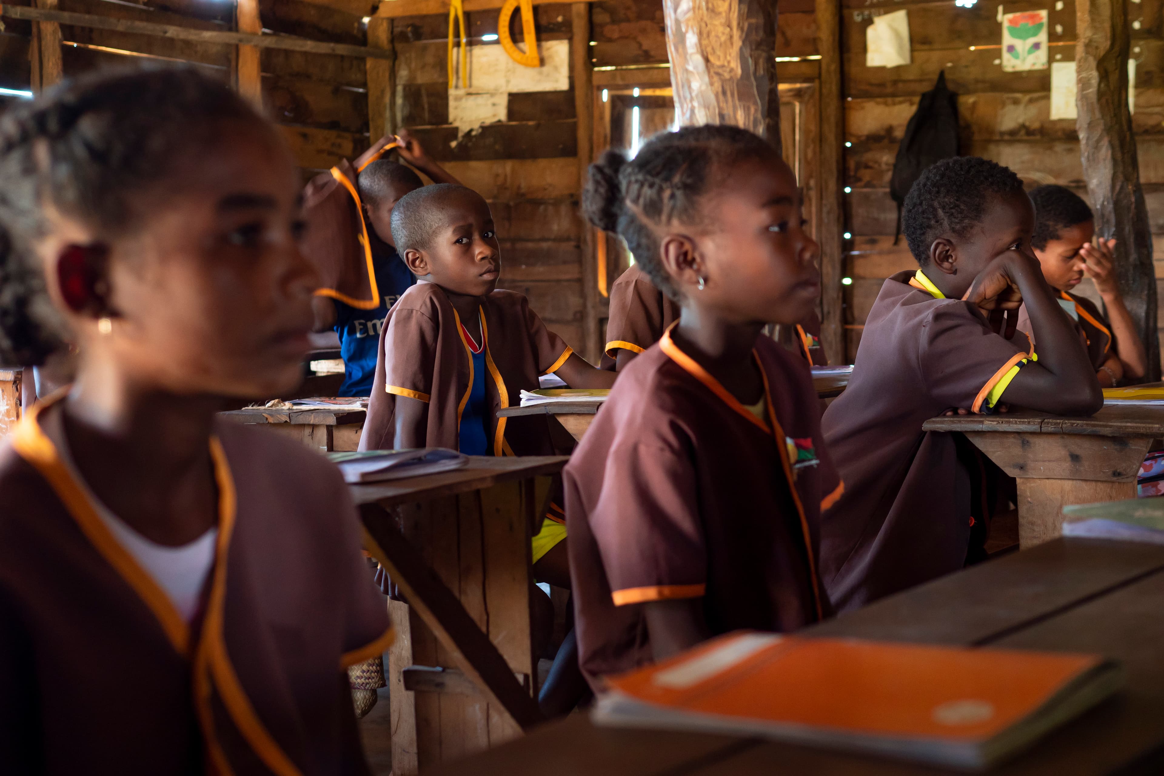Élèves en uniforme dans une classe à Madagascar