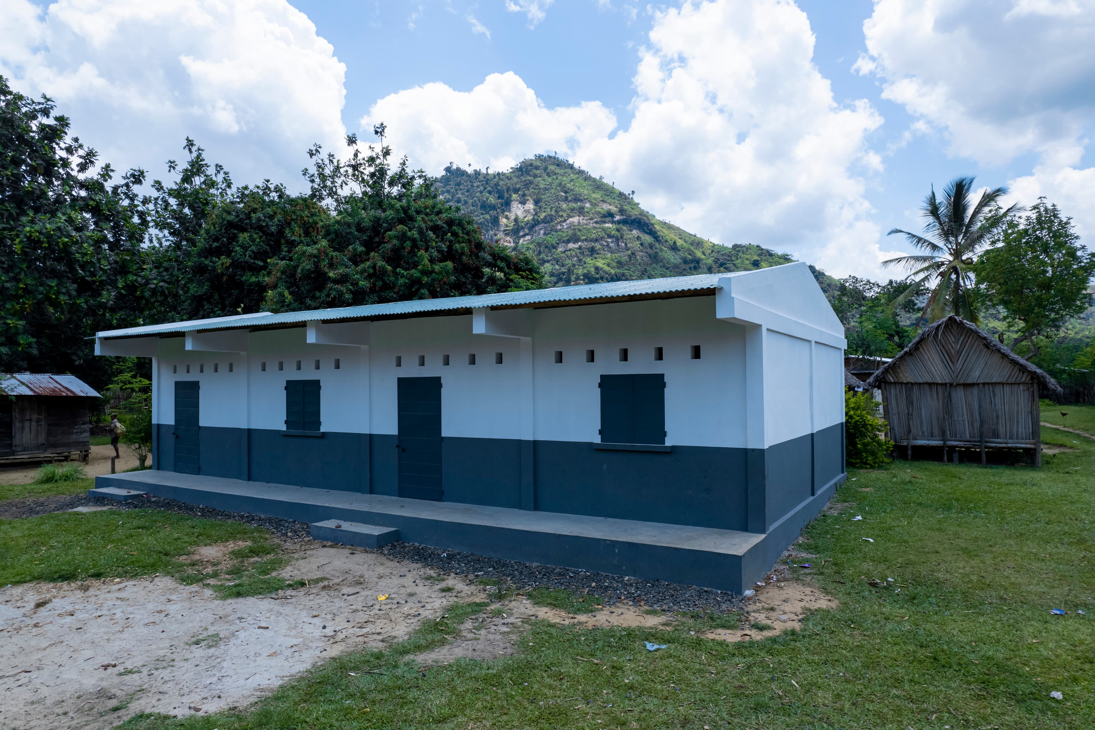 Bâtiment de préparation VA face à l’habitat traditionnel