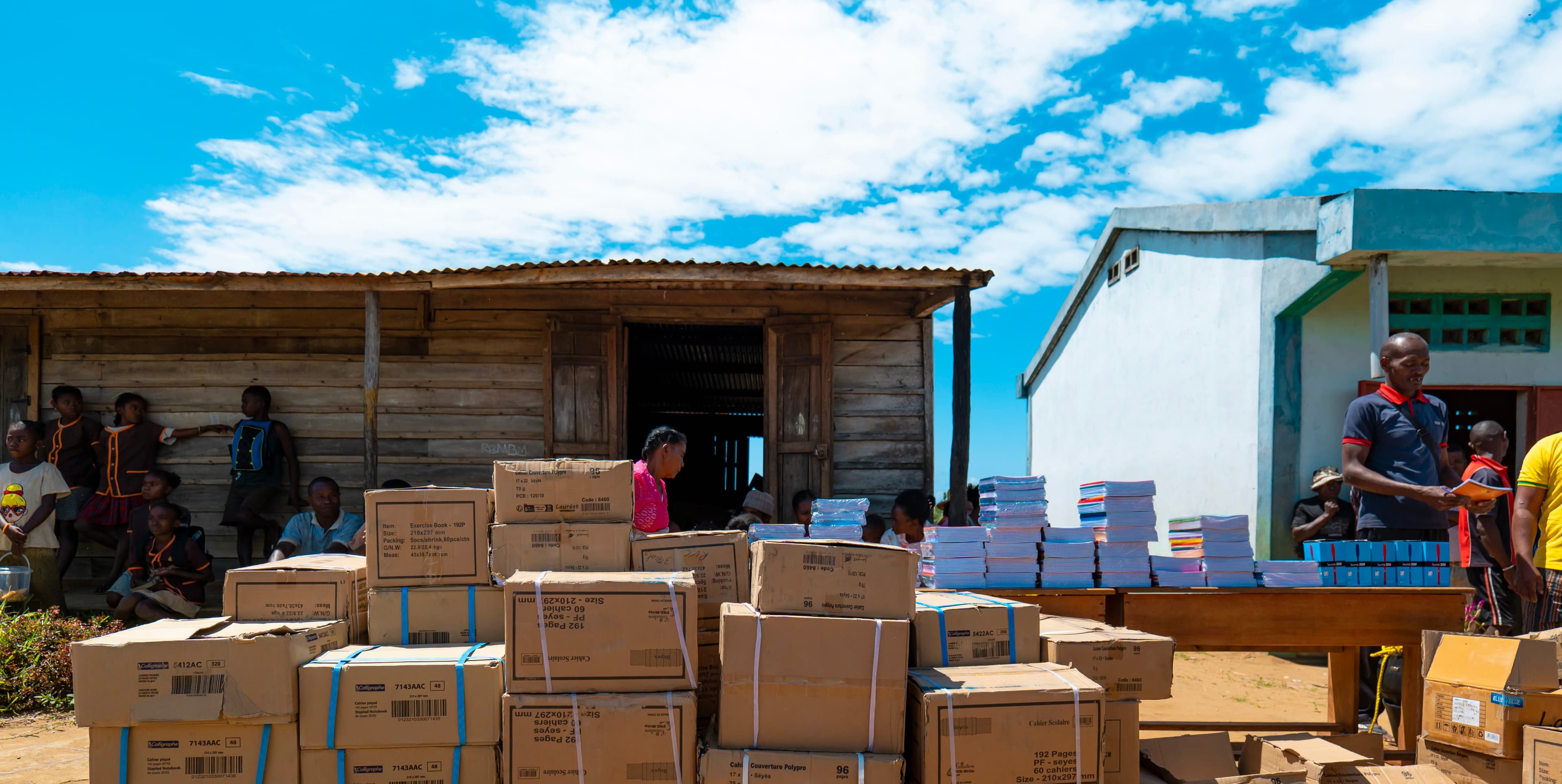 Distribution de matériel scolaire aux communautés