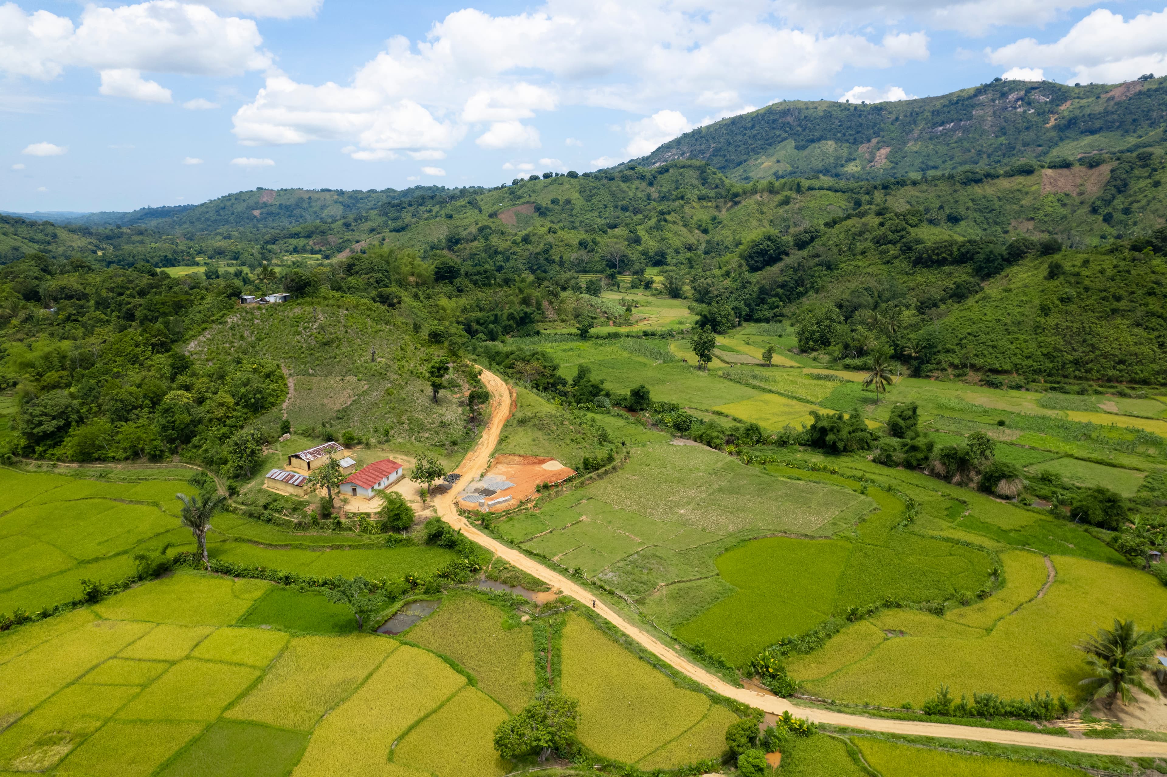 Chemin à travers la vallée — vers votre marché