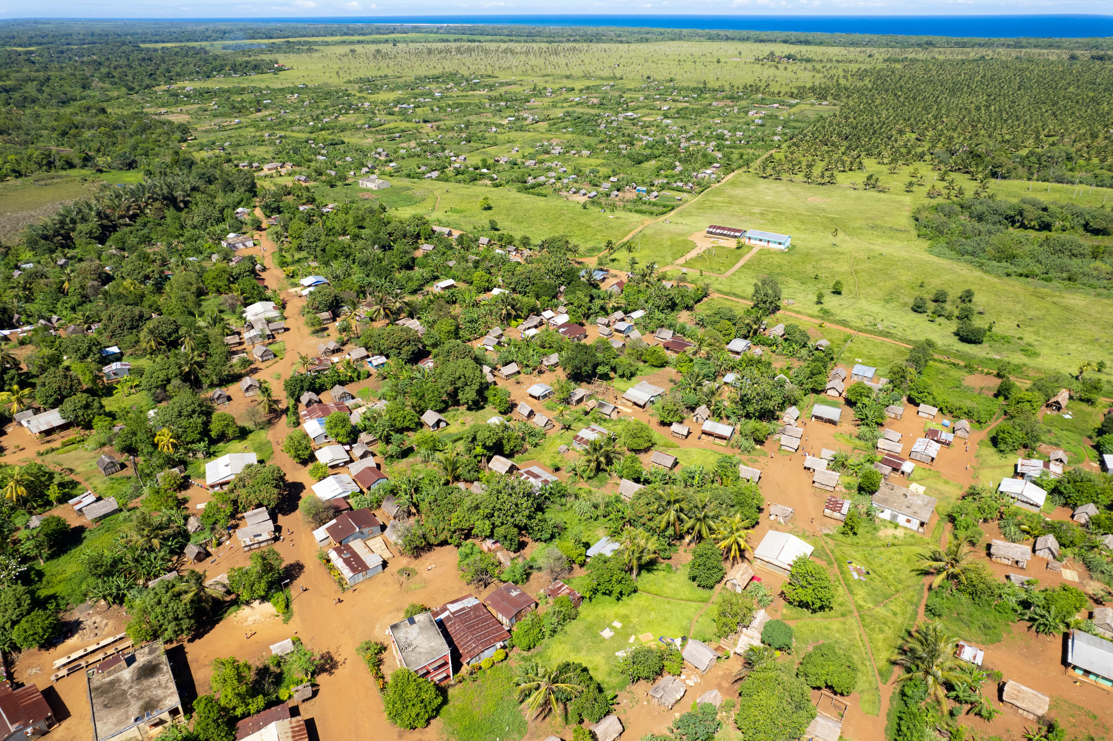 Village malgache vu du ciel, toits et végétation tropicale